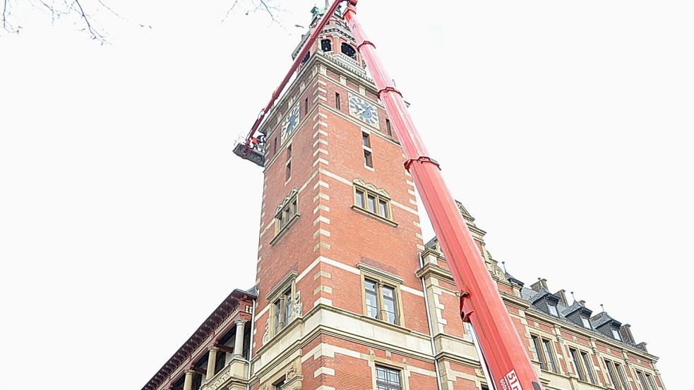 Die Arbeiter sind in luftiger Höhe unterwegs. Foto: Wolters