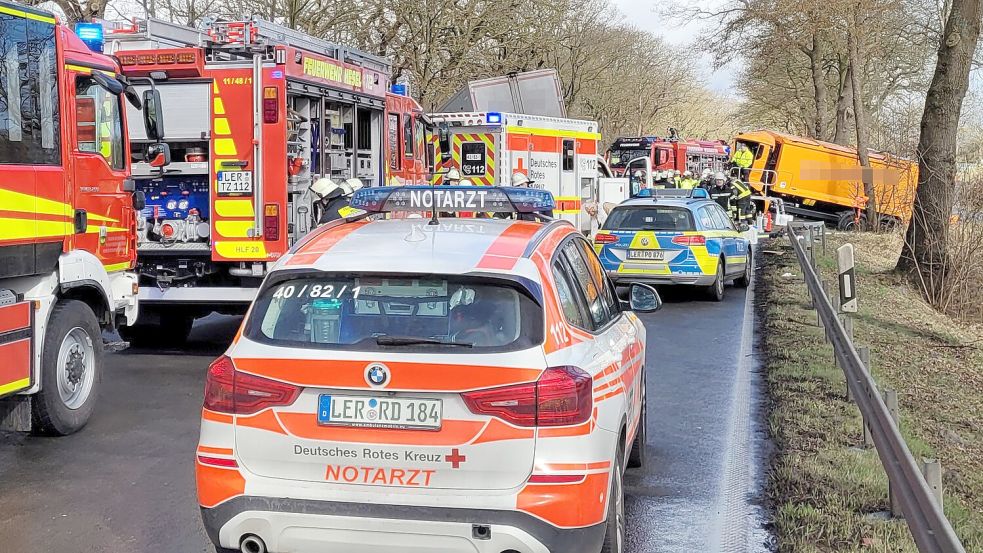 Ein Sattelzug war mit einem Müllfahrzeug zusammengestoßen. Zahlreiche Einsatzkräfte waren vor Ort. Foto: Wolters