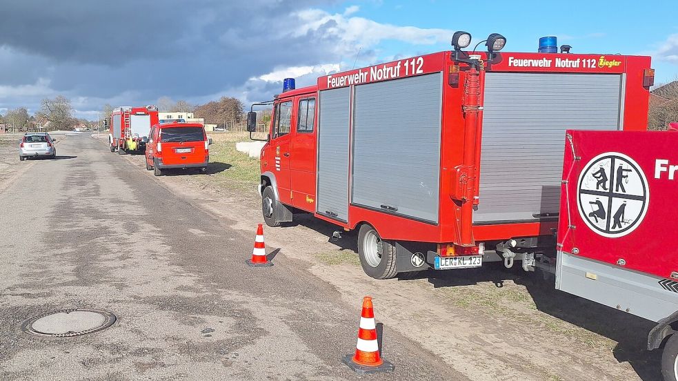 Die Feuerwehren aus Westrhauderfehn und Klostermoor sicherten die Einsatzstelle ab. Foto: Feuerwehr Westrhauderfehn