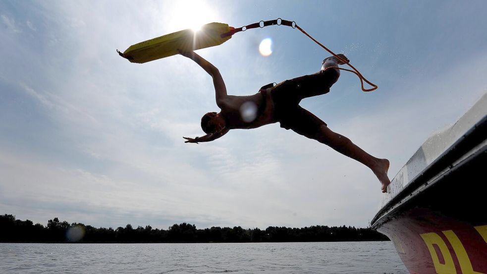 Im dritten Jahr in Folge steigt 2024 die Zahl der Ertrunkenen, warnen die DLRG-Lebensretter. (Symbolbild) Foto: Peter Steffen/dpa