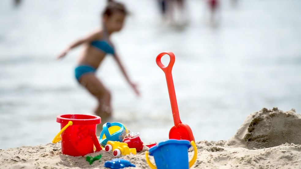 Kinder verunglücken oft dort, wo Eltern kaum damit rechnen - im Gartenteich, im Planschbecken oder im Bach beim Spielplatz. (Symbolbild) Foto: Sophia Kembowski/dpa