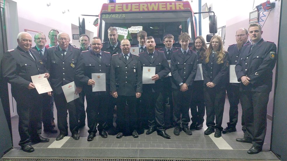 Stellten sich zum Gruppenbild auf (von links): Bernhard Robbers (Ehrenortsbrandmeister), Markus Ahrenholz, Norbert Pieper ( Ortsvorsteher ),Andreas Erbo, Gebhard Uetrecht, Jörg Schlörmann, Klaus Seemann, Ernst Berends, Harald Willms, Felix Wahrheit, Kevin Tiedeken, Marten Buchwald, Nils Cramer, Denise Cramer, Mia Hollatz, Adrian Fahrenholz und Christian Ammermann. Foto: Feuerwehr