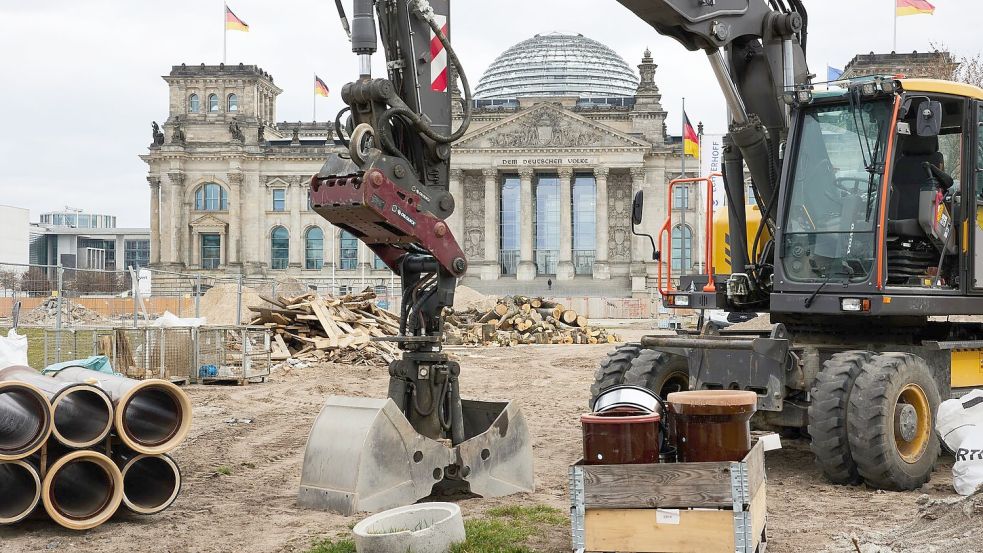 Baustelle nicht nur vor dem Bundestag - auch die mögliche künftige Regierung aus Union und SPD sucht weiter nach einem gemeinsamen Fundament. Foto: Joerg Carstensen/dpa