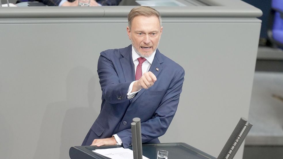 Eigentlich ist Christian Lindner (FDP) schon abgewählt. Aber weil der alte Bundestag noch einmal zusammengetrommelt wurde, trat auch der Ex-Finanzminister noch einmal ans Rednerpult. Foto: Michael Kappeler/dpa