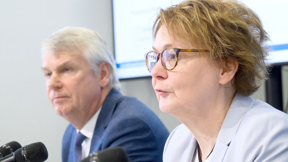 Axel Brockmann, Landespolizeipräsident, und Daniela Behrens (SPD), Innenministerin Niedersachsen, bei der Vorstellung der Kriminalstatistik 2024. Foto: Stratenschulte/dpa