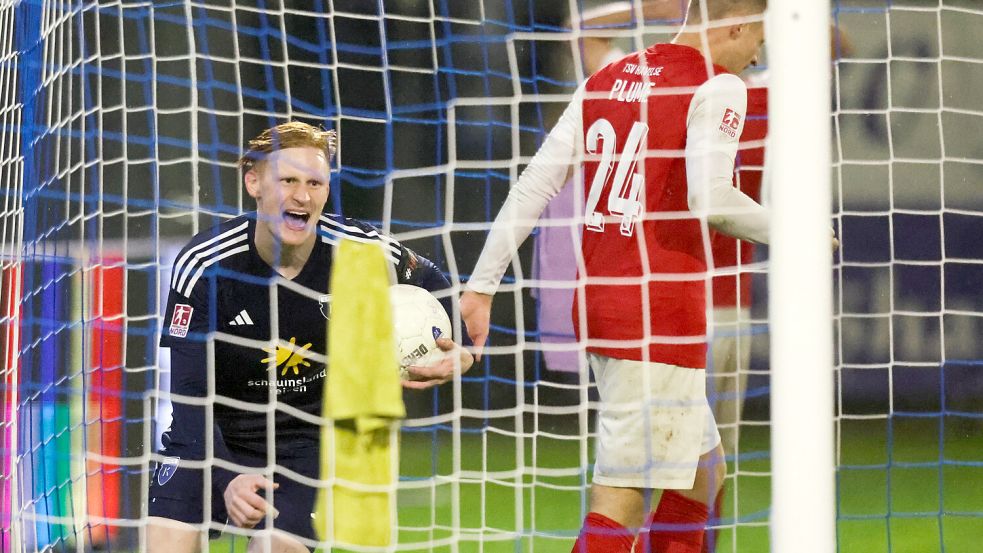 Dieses Jahr wird der TSV Havelse das Meisterrennen machen. In naher Zukunft möchte Pascal Steinwender (links) dies gerne mit Kickers schaffen. Foto: Doden/Emden