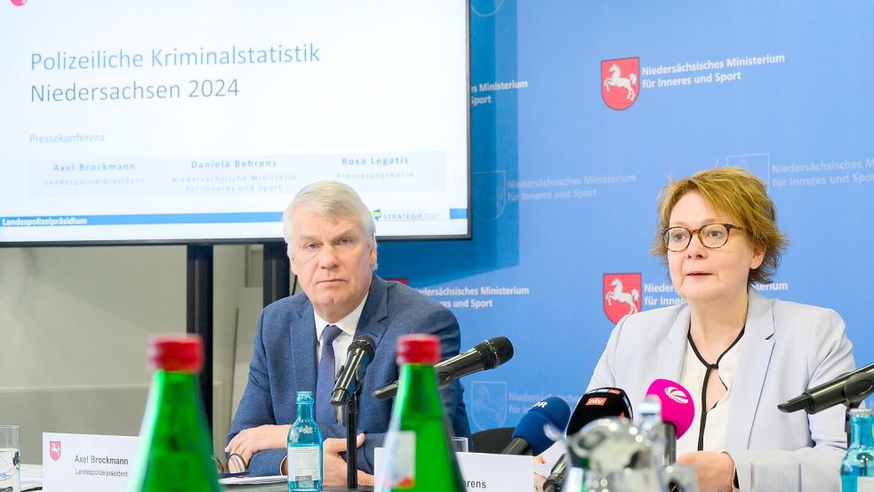 Landespolizeipräsident Axel Brockmann (links) und Niedersachsens Innenministerin und Daniela Behrens (SPD) informierten bei einer Pressekonferenz im Innenministerium über die Polizeiliche Kriminalstatistik 2024. Foto: dpa / Julian Stratenschulte