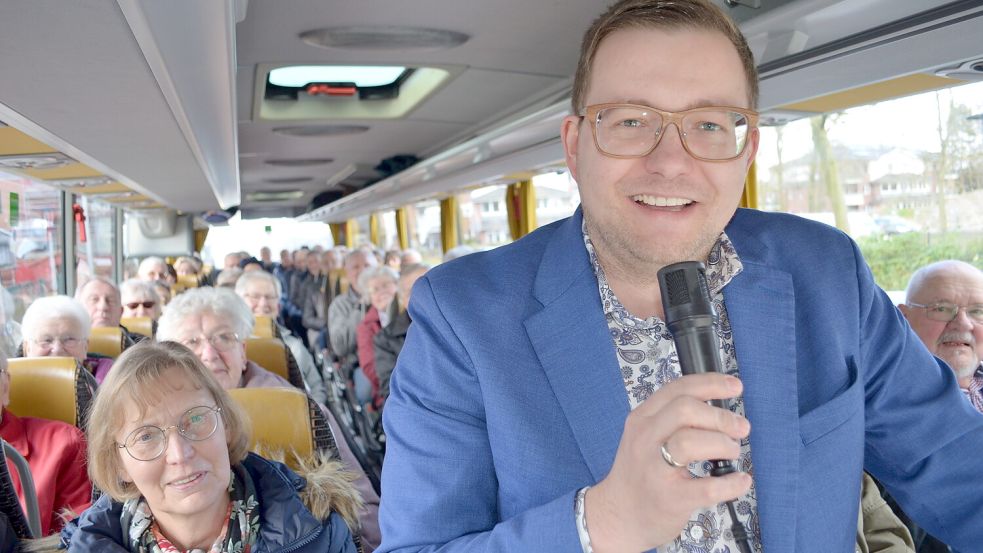 Einer Gruppe von 50 der insgesamt 100 Teilnehmer der Seniorenrundfahrt erläuterte Barßels Bürgermeister Nils Anhuth auf der ersten Etappe des Ausflugs, was sich in Barßel alles Neues tut. Foto: Fertig