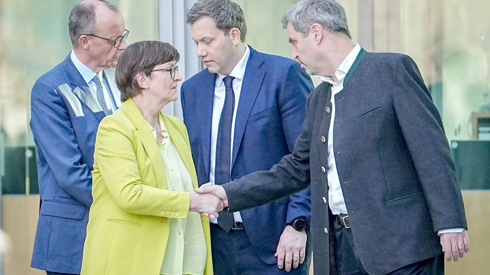 Die Spitzen von Union und SPD sind sich einig – nun müssen 256 Politiker über die Koalition verhandeln. Foto: Nietfeld/dpa