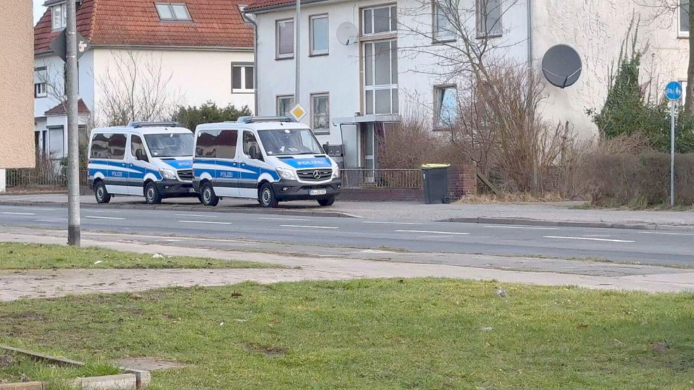 Die Polizei hat am Mittwoch mehrere Wohnungen in Delmenhorst durchsucht und mutmaßliche Mitglieder einer nigerianischen Mafia-Verbindung festgenommen. Foto: Nonstopnews