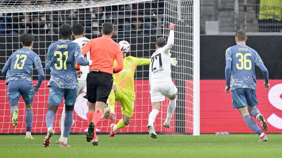 Eintracht Frankfurt steht im Viertelfinale der Europa League. Foto: Arne Dedert/dpa