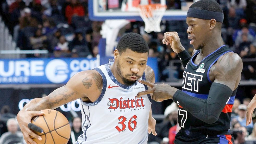 Dennis Schröder (r.) kam auf elf Punkte. Foto: Duane Burleson/AP/dpa