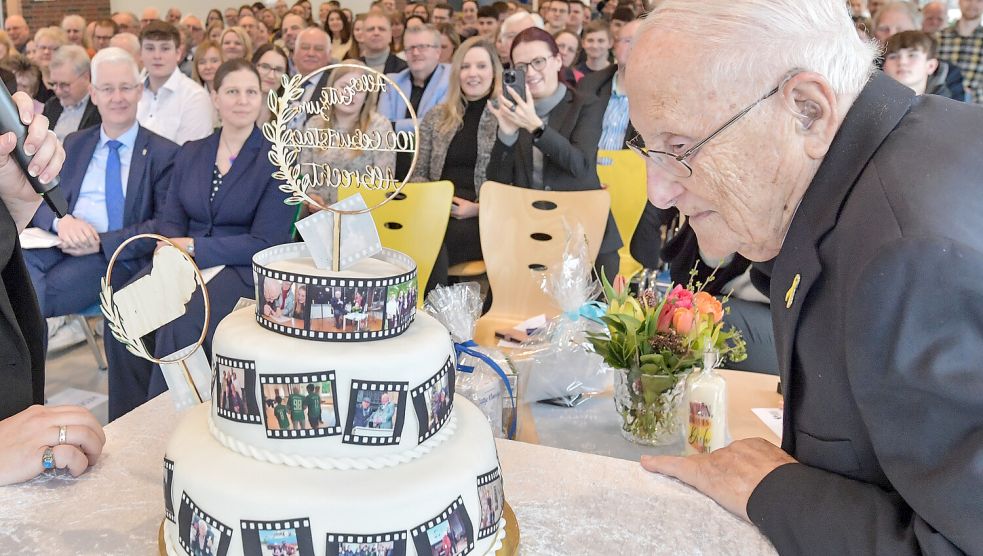 Der Holocaust-Überlebende Albrecht Weinberg (rechts) hat zum 100. Geburtstag eine spezielle Torte von Lehrerin Wiebke Rademacher erhalten. Foto: Ortgies