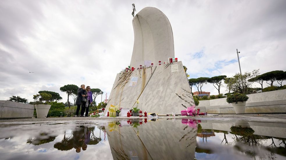 Der Papst hat nach Vatikan-Angaben wieder eine ruhige Nacht im Krankenhaus verbracht. (Archivbild) Foto: Andrew Medichini/AP/dpa