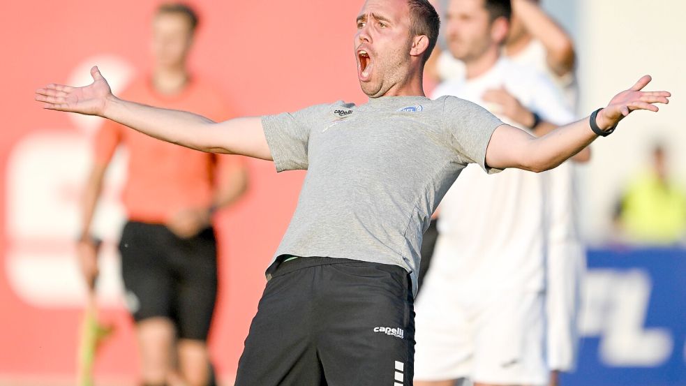 Lottes Trainer Fabian Lübbers: Ihn regt der Regionalliga-Rückzug von Türkspor Dortmund tierisch auf. Foto: osnapix / Titgemeyer