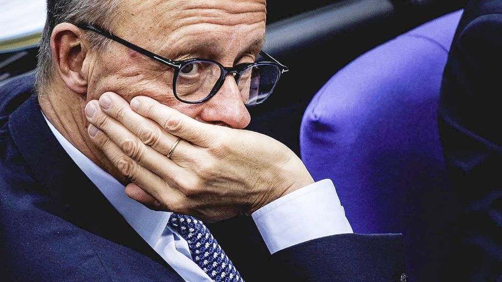 Es sieht gerade nicht gut aus für ihn: Bei der Sitzung im Bundestag muss Friedrich Merz sich scharfe Kritik von AfD, FDP, Grünen und Linken anhören. Scheitert sein Riesen-Schuldenpaket, könnte auch Schwarz-Rot scheitern. Foto: IMAGO / photothek/Florian Gaertner