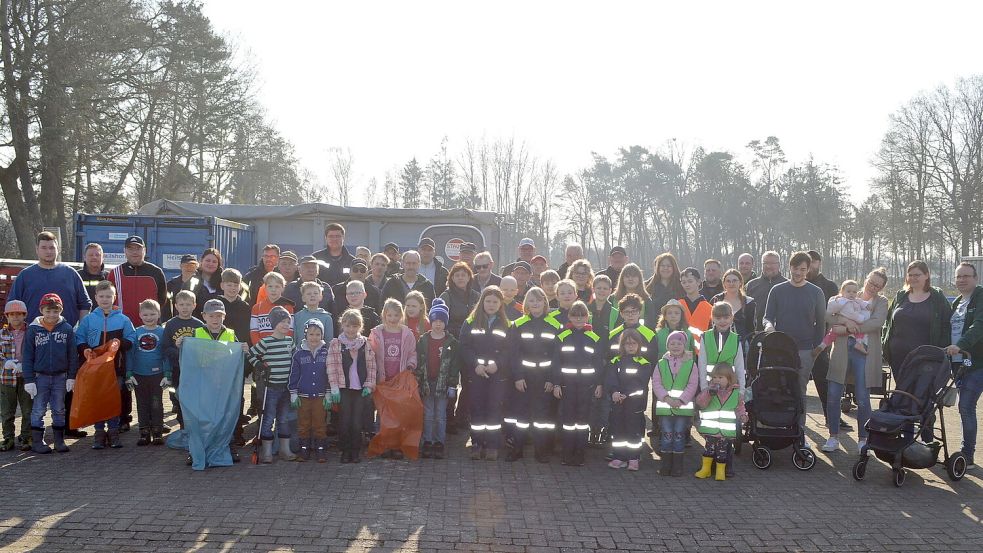 Rund 70 freiwillige Helfer aus verschiedenen Burlager Vereinen, aber auch Privatleute, beteiligten sich am Umwelttag in der Ortschaft Burlage. Foto: Weers