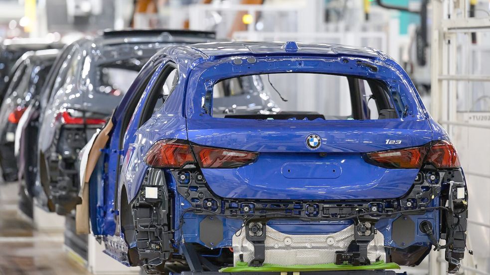 Fahrzeuge werden auf einer Linie im BMW-Werk Leipzig montiert. Foto: Hendrik Schmidt/dpa