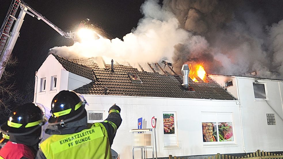 Mehrere Feuerwehren rückten am Freitag zu dem Vollbrand in Bunde aus. Foto: Wolters