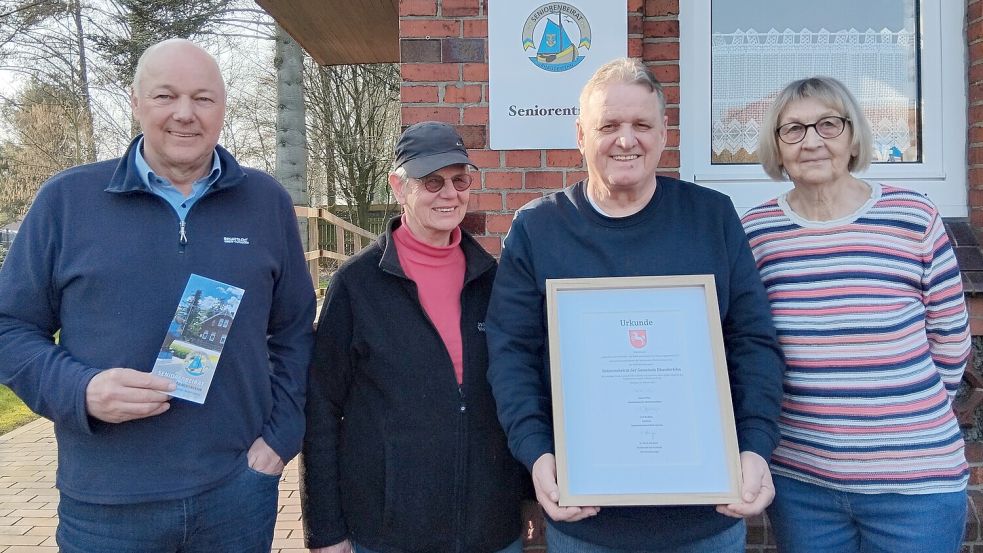 Harm Evers (Plattdeutschbeauftragter Gemeinde Rhauderfehn), Angela Block Schriftführerin im Seniorenbeirat), Achim Schneider (Vorsitzender des Seniorenbeirats) und Griet Luikenga-Gerdes (stellvertretende Vorsitzende des Seniorenbeirats) freuen sich über die Ehrung aus Niedersachsen. Die Urkunde ist gerahmt und wird aufgehängt im Seniorentreff, 1. Südwieke 4. Foto: Scherzer