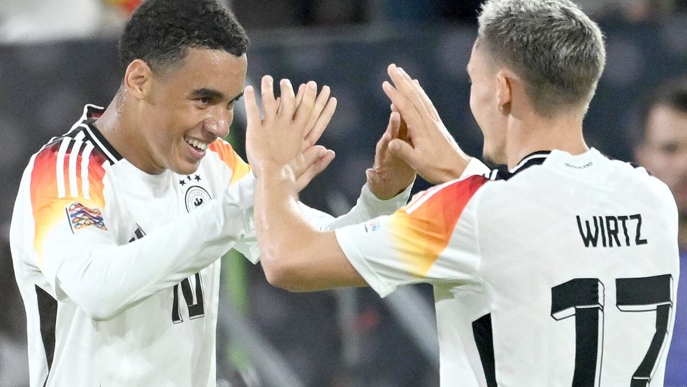 In der Nations League standen Jamal Musiala (l) und Florian Wirtz gemeinsam auf dem Platz: Die Debatte um den „Besseren“ reist nicht ab. Foto: dpa/Fabian Strauch