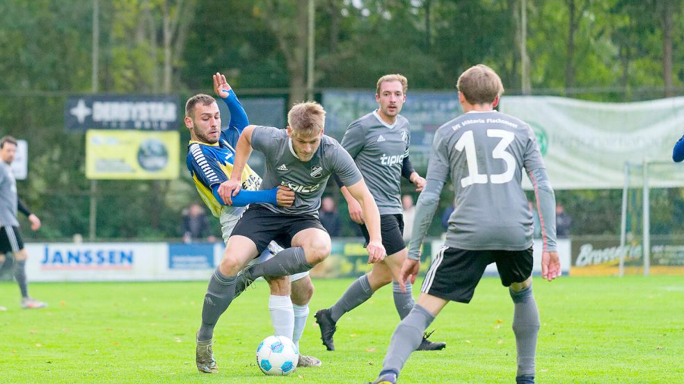 Viktoria Flachsmeer II (graue Trikots) wurden drei Punkte am grünen Tisch abgezogen. Davon könnte auch SuS Steenfelde im Titelrennen profitieren. Foto: Lohmann