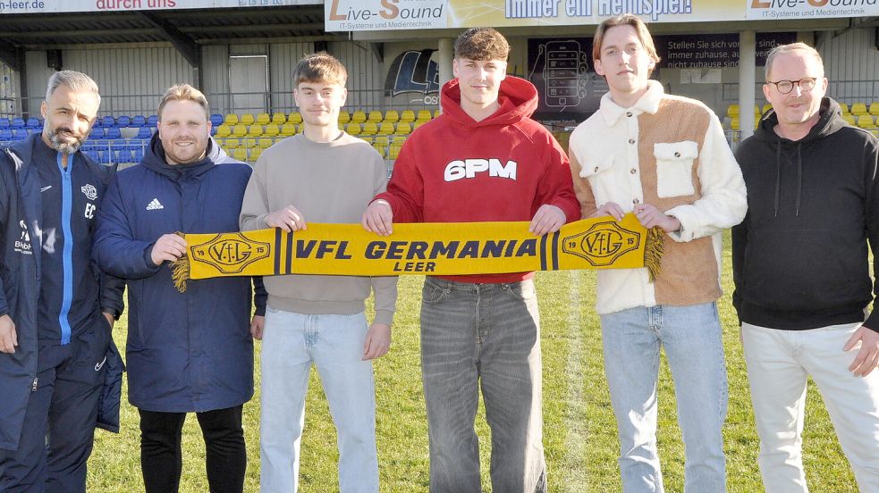 Erhan Colak (links), der künftige Trainer Jan-Niklas Eickels (daneben) und Fußball-Abteilungsleiter Lutz Fiedler (rechts) mit drei der sieben Neuzugänge (von links): Erick Slacki, Justin Wellnitz und Alexander Voskamp. Foto: Wolters