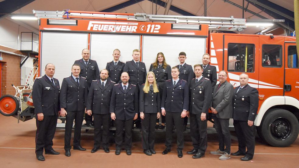 Bei der Feuerwehr Ramsloh gab es Ehrungen und Beförderungen (vorne, von links): stellvertretender Kreisbrandmeister Stefan Abshof, Ortsbrandmeister Matthias Schulte, Markus Kramer, Marcel Bittroff, Johanna Kruse, Lukas Tebben, Karsten Fugel, Bürgermeister Thomas Otto, stellvertretender Gemeindebrandmeister Kevin Heese sowie (hinten, von links) stellvertretender Ortsbrandmeister Timo Hinrichs, Jürgen Drees, Paul Meyer, Maya Seemann, Felix Fugel und Heiko Sobing. Foto: Giehl/Feuerwehr Ramsloh