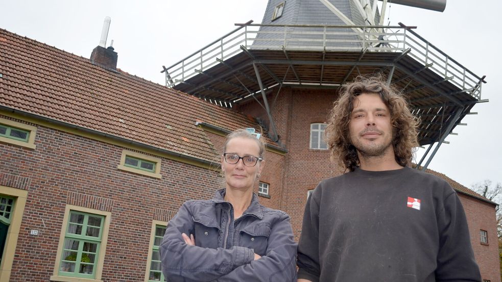 Susanne und Ronald Scheltens vor der Mühle in Backemoor. Dort sind sie 2020 mit ihren Kindern eingezogen, weil Müller Scheltens die Mühle wieder betreiben wollte. Doch dazu ist es nicht gekommen. Foto: Fertig