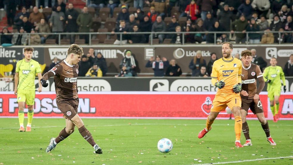 Erzielte das 1:0: FC St. Paulis Noah Weißhaupt. Foto: Christian Charisius/dpa