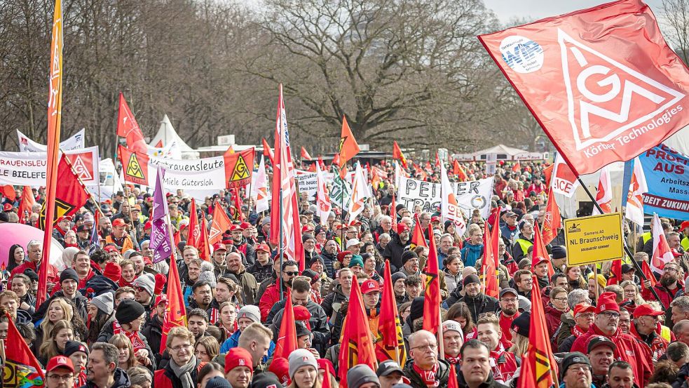 Viele haben sich zum IG-Metall-Aktionstag versammelt - wie hier in Hannover. Foto: Moritz Frankenberg/dpa