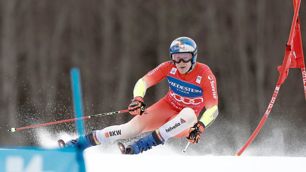 Marco Odermatt bleibt das Maß der Dinge im Gesamtweltcup. Foto: Gabriele Facciotti/AP/dpa