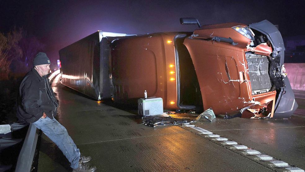 Mehrere Lastwagen kippen um. Foto: Robert Cohen/St. Louis Post-Dispatch via AP/dpa