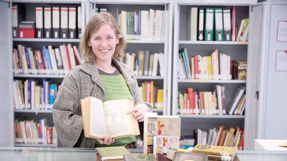 Das älteste Rezeptbuch in der Deutschen Kochbuchbibliothek ist etwa 300 Jahre alt. Museumsleiterin Mira van Leewen stellt es vor. Foto: Bernd Thissen/dpa