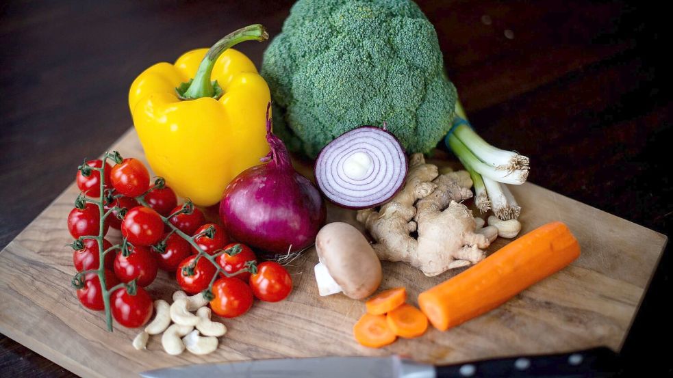 Vegetarisch ist angesagt - einen Veggie-Boom gab auch schon mal um das Jahre 1900 herum. (Illustration) Foto: Sina Schuldt/dpa