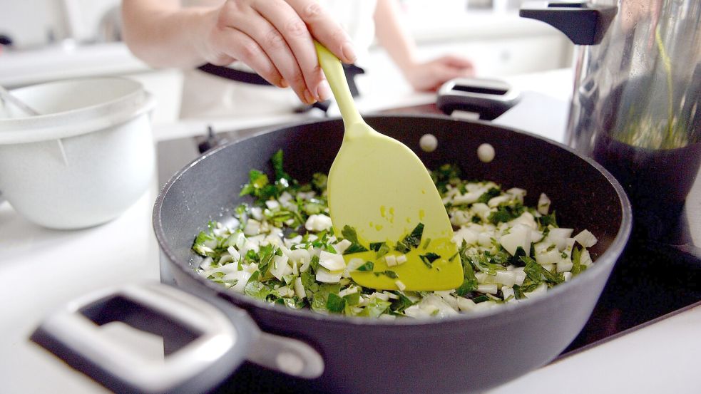 Wer kann heutzutage noch kochen? (Symbolbild) Foto: picture alliance / ZB