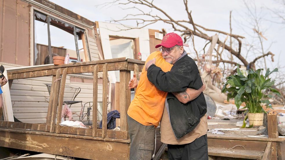 Nach dem Durchzug eines Tornados in Missouri spenden sich Nachbarn Trost und räumen auf. Foto: Jeff Roberson/AP/dpa