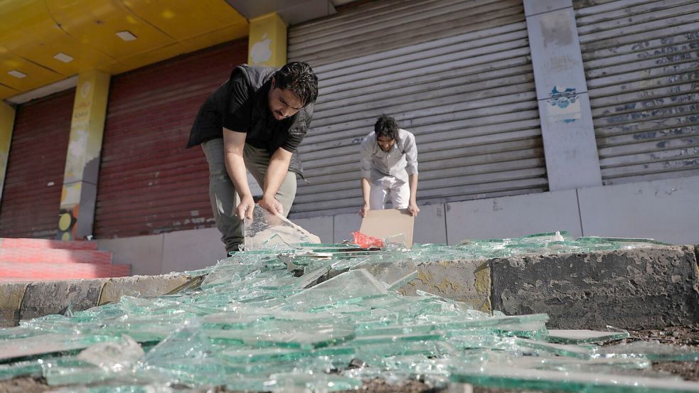 Die US-Angriffe im Jemen haben Fensterscheiben an Häusern bersten lassen. Foto: Osamah Abdulrahman/AP/dpa