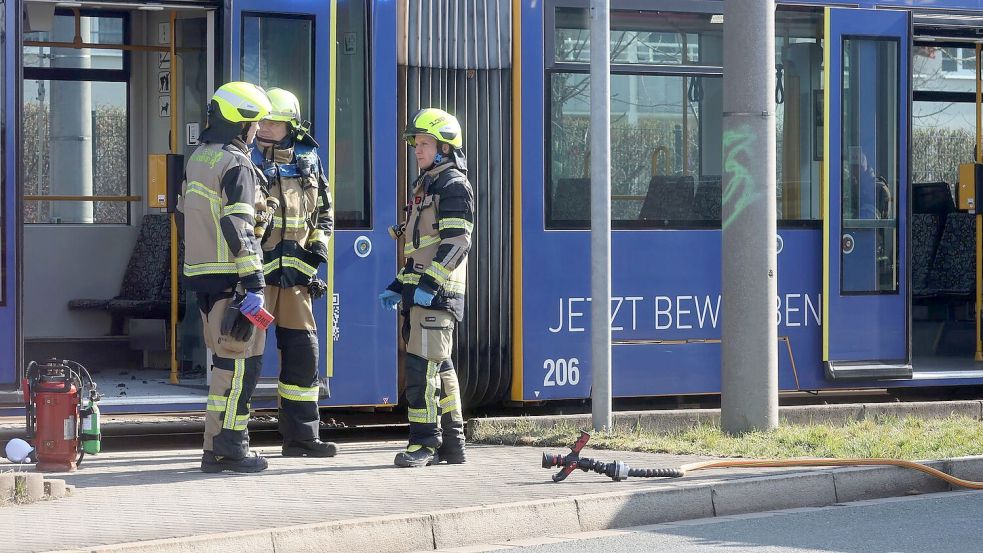 In einer Straßenbahn in Gera wurde eine Frau mit einer brennbaren Flüssigkeit übergossen und angezündet. Foto: Bodo Schackow/dpa