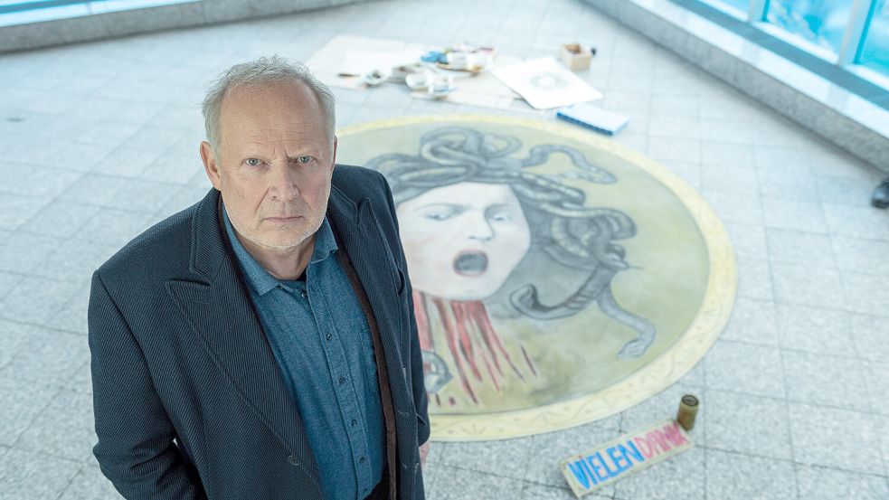 Kommissar Klaus Borowski (Axel Milberg) – beinahe in Rente – kann den Fall nicht auf sich beruhen lassen. „Tatort: Borowski und das Haupt der Medusa“ (Sonntag, 16. März, 20.15 Uhr im Ersten sowie in der ARD Mediathek). Foto: NDR/Thorsten Jander