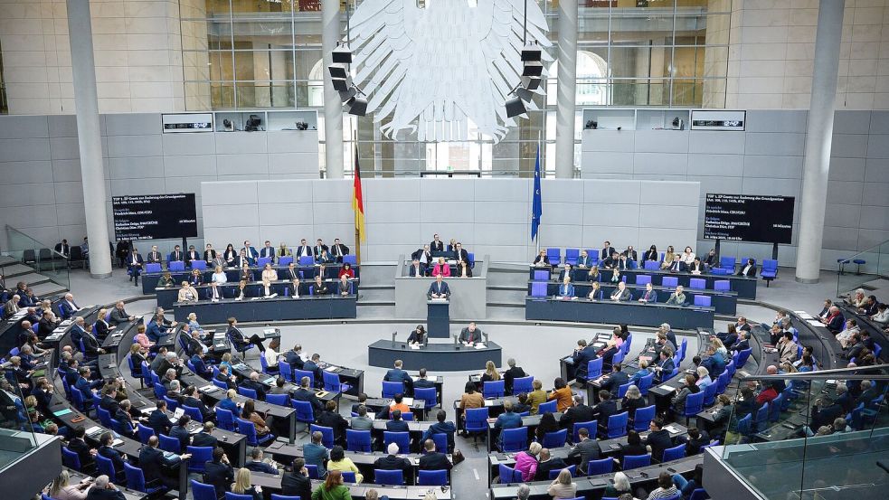 Der alte Bundestag soll am Dienstag über die Grundgesetzänderung für das geplante Finanzpaket entscheiden. (Archivfoto) Foto: Bernd von Jutrczenka/dpa