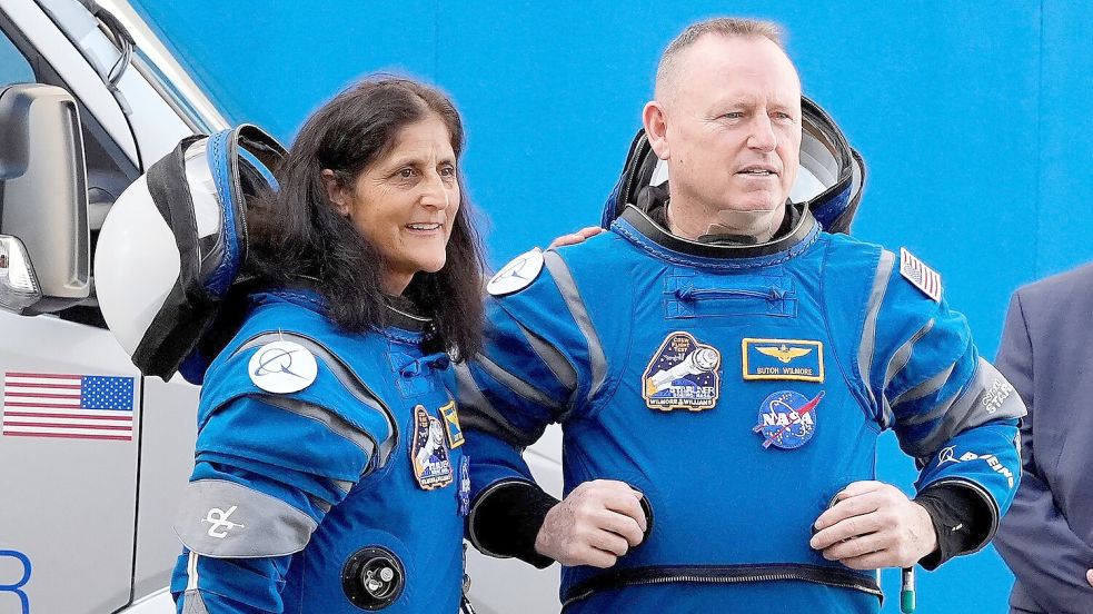 Die Nasa-Astronauten Suni Williams (l) und Barry ‚Butch‘ Wilmore Foto: John Raoux/AP/dpa