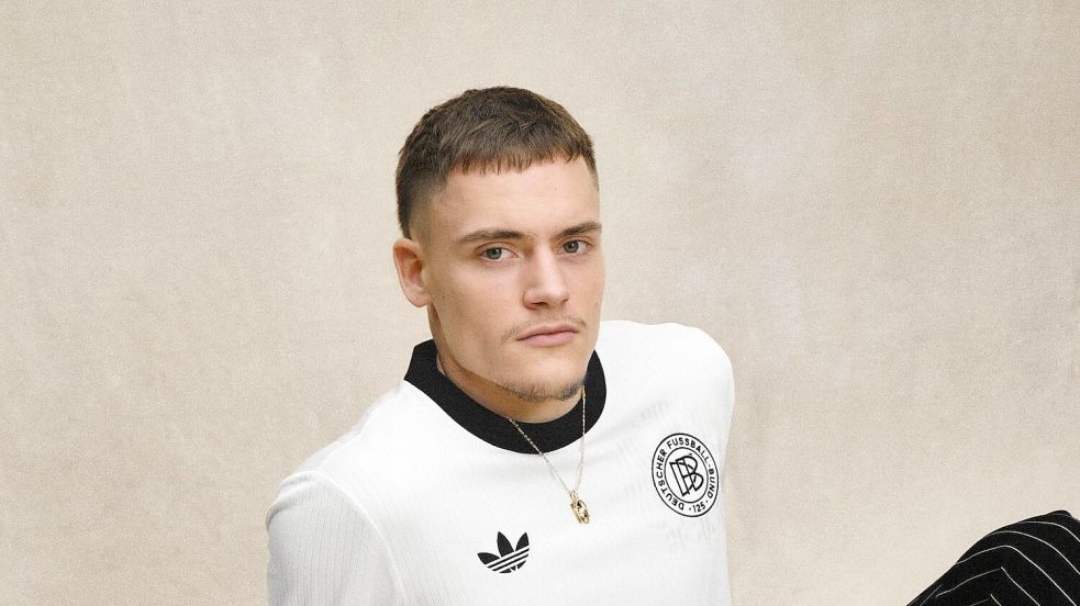 Florian Wirtz posiert mit dem DFB-Retro-Trikot. Foto: Adidas/DFB/dpa