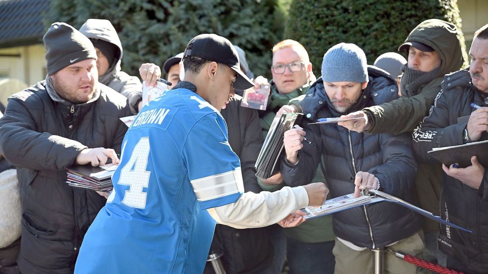 Im NFL-Look: Jamal Musiala kommt beim DFB-Hotel an. Foto: Federico Gambarini/dpa