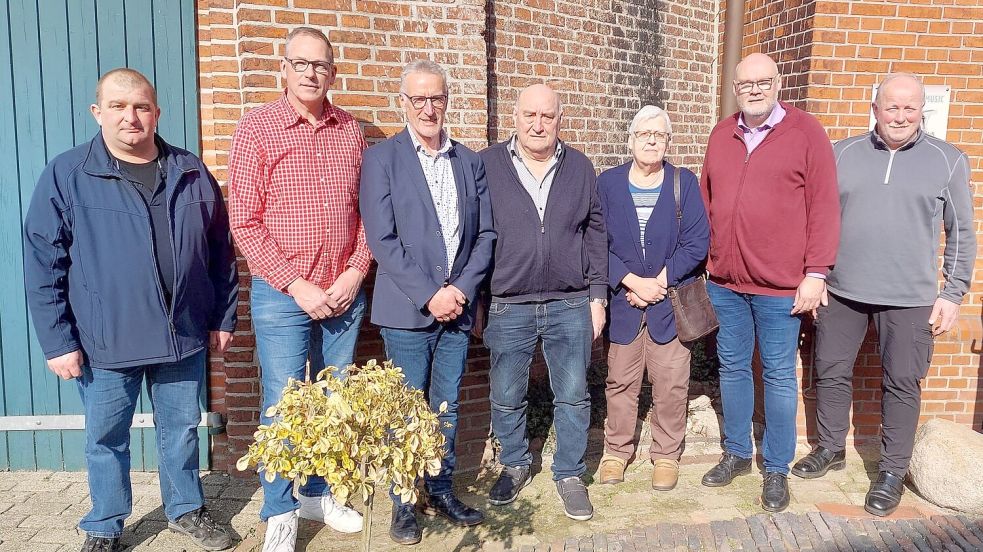 Focko Stöhr (4. von links) wurde für das Foto von den Kreisvorständen (von links) Jann Westermann, Michael Goemann, Hermann Nagel, Else Groenefeld, Rüdiger Frers und Gerrit Steenhoff in die Mitte genommen. Fotos: privat