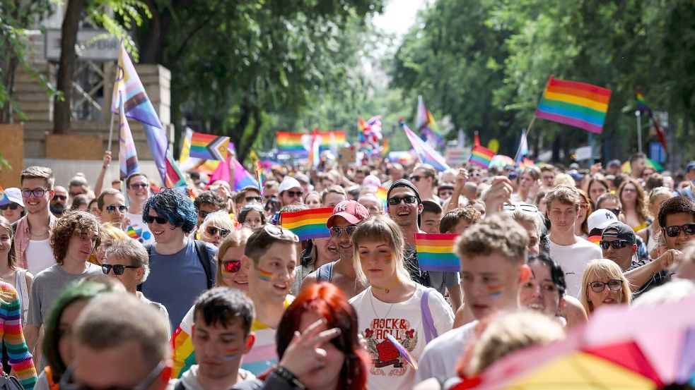 Die bisher alljährlichen Pride-Paraden, bei der für die Anerkennung nicht heterosexueller Lebensformen demonstriert wird, dürften in Ungarn bald der Vergangenheit angehören. Die rechtspopulistische Regierung will sie verbieten. (Archivbild) Foto: Robert Hegedus/MTI/dpa