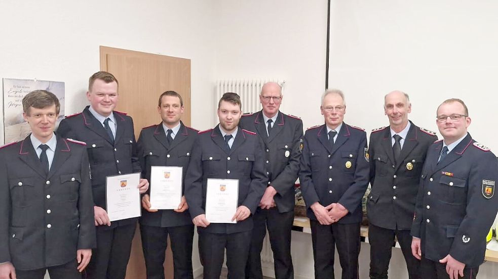 Carsten Jelden (von links), Jann Kleemannn , Thorsten Jelden, Thorben Oltmanns, Jürgen Specht, Berend-Udo Jelden, Elrich Hinrichs, Markus Ahrenholz auf der Versammlung der Feuerwehr Potshausen. Foto: Feuerwehr Potshausen