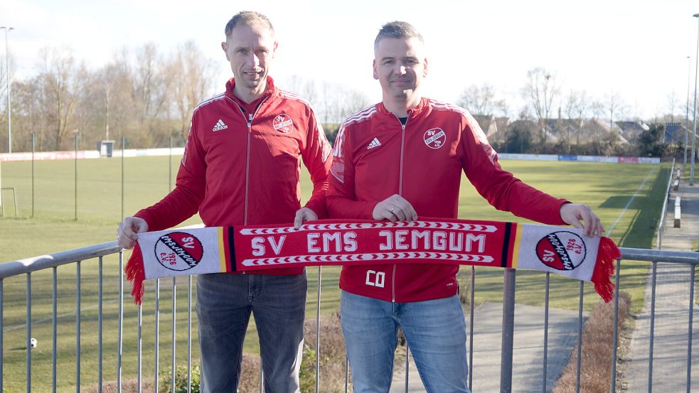 Jemgums Fußballobmann Christoph Behrends (rechts) ist froh, dass sein Trainer-Wunschkandidat Johann Lübbers (links) bei der zweiten Anfrage zugesagt hat. Foto: Privat