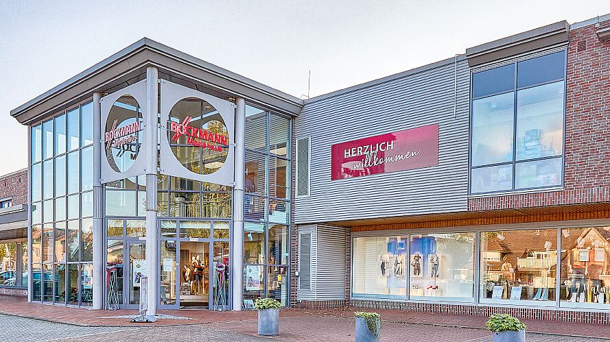 Die Rhauderfehner Erlebniswelt mit dem Modehaus Böckmann, dem Haus de Wall und dem Fachgeschaft Sport 2000 befindet sich an der Schwarzmoorstraße 3 in Rhauderfehn. Foto: privat