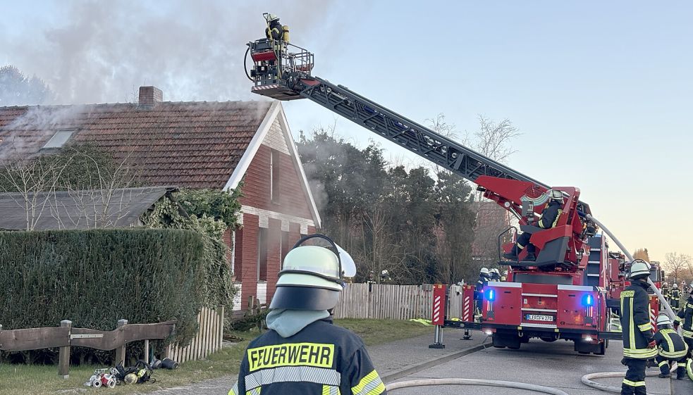 Die Feuerwehr musste am Montagabend einen Wohnhausbrand an der 4. Südwieke in Westrhauderfehn löschen. Foto: Hellmers